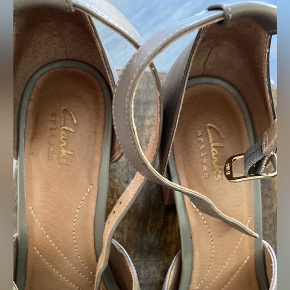 Clarks Artisan Leather Block Heel size 9 Excellent Condition in Taupe - Picture 6 of 9